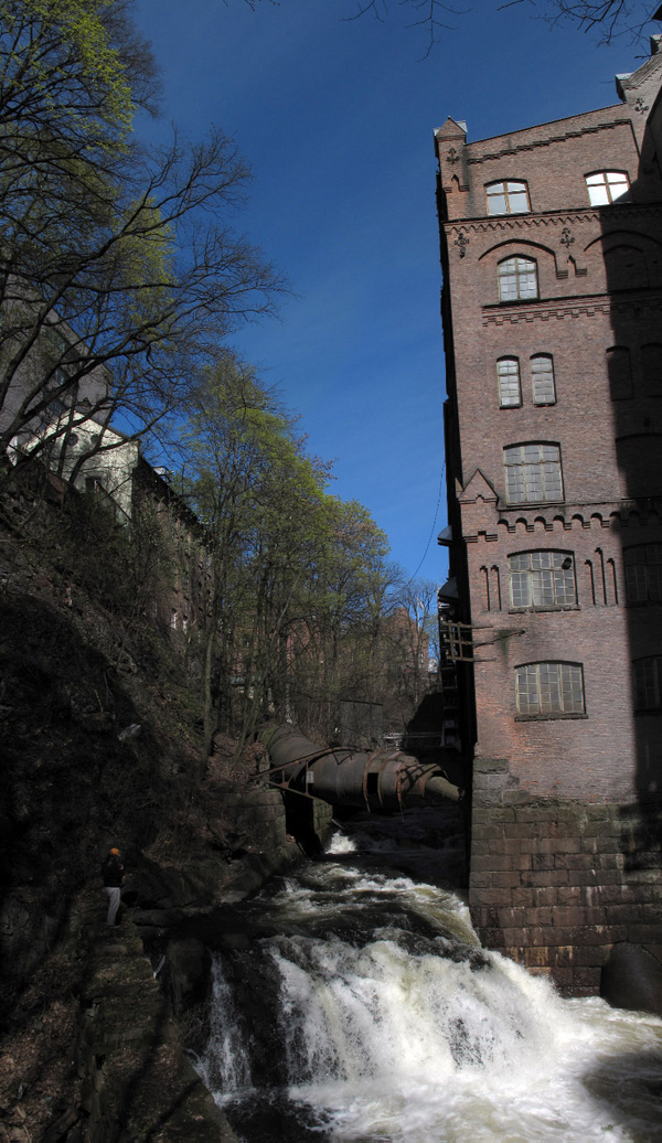 Bjølsen valsemølle sett fra elvebredden på nedsiden av fossen