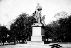 Bergsliens statue av Wergeland, i Studenterlunden i Oslo, støpt i DrammenFoto: Norsk Folkemuseum<br>