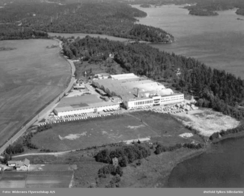 Gigantfabrikken ved Tunevannet sto ferdig i 1956. Bilde fra ca. 1970Foto: Widerøe / Østfold Fylkesarkiv<br>