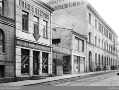 Rosenkrantzgt, 9 der Thunes verksted lå de første årene fra 1852 til ca. 1870, da naboene kjøpte ut den bråkete industribedriften. Her ca. 1910, da M.Thiis Kristiania Mineralvandfabrik holdt til i lokalene.Foto: Holmsen, Johannes / Oslo Museum <br>