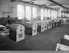 Thune vaskemaskiner på rekke og rad i produksjonshallen på Skøyen i 1947Foto: Leif Ørnelund / Oslo Museum<br>