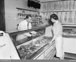 Ferske kjøttvarer og hermetikk fra hermetikkfabrikken. Axel Jensens hovedutsalg i Torggata, i 1959Foto: Leif Ørnelund, Oslo Museum<br>