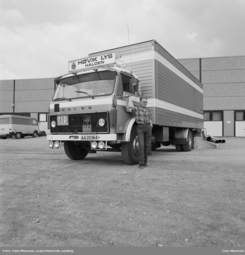 Lastebil utenfor fabrikken i Halden, 1976. Foto: Leif ØrnelundFoto: Oslo Museum<br>