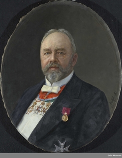 Anders Lauritz Thune (1848-1920), med sine mange ordner mottatt bl.a. for engasjementet rundt de store industriutsillingene i inn- og utland.Foto: Eyolf Soot (kunstner) / Oslo Museum<br>