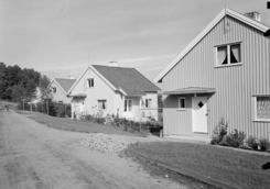 Boligene for Drammen glassverk er presentert i Byggekunst nr. 1 1950, under overskriften ”Nytt boliganlegg for Drammens glassverk”. Arkitekter Biong & Biong, byggeår ca. 1947. Prosjektet innebar både oppgradering av gamle arbeiderboliger og bygging av nye. Adressen er Henny Tanbergs vei, oppkalt etter verkseier Tanbergs første kone som døde i 1953.Foto: Teigens fotoatelier / DEXTRA Photo<br>