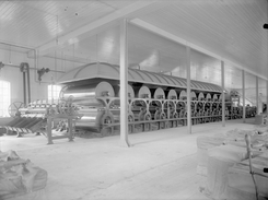 Thune fikk store leveranser til papir- og celluloseindustrien i hele landet. Dette er en sluttbehandlingsdel av en papirmaskin, ukjent hvilken fabrikk, trolig ca. 1910-20.Foto: NTM T 73<br>