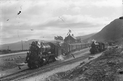 Noe kom ut av konserndannelsen: To lokomotiver fra konsernkameratene Hamar Jernstøperi og Thune ved åpningen av Dovrebanen i 1921. Foto: Berg, Karl August / Orkla Industrimuseum  <br>
