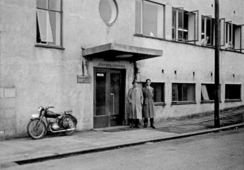 Inngangen til fabrikken, ca 1939Foto: Haugalandmuseene<br>