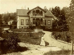 Agnes Røhr i hagen, Sætre Gård. Fotografert av hennes far Paul Røhr, sønn av Hans Otto RøhrFoto: Røhr, Paul Knoph / Norsk Folkemuseum <br>