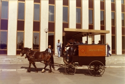 Fra markering av Tiedemanns 200-årsjubileum i 1978, med restaurerte frakteekvipasjer som var i bruk fra 1926. Foran hovedkontoret på Ensjø.Foto: Norsk Folkemuseum / Oslobilder<br>