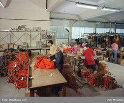 Fra ryggsekkproduksjonen i den nye Bergans-fabrikken i Nord-Odal, 1970Foto: Leif Ørnelund<br>