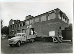 Fabrikkens fasade ut mot Hoffsveien, med lasterampe for råvarer. Her var også skilt for Hoff Fabrikker i andre etasje.Foto: Ringnes / Norsk Teknisk Museum<br>