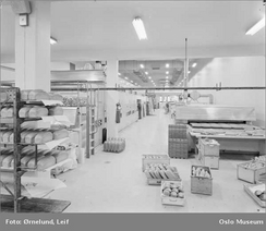 Fra produksjonslokalene på SKøyen i 1964. I dag er det en stor matvarebutikk (Coop Mega) i de samme lokalene.Foto: oslobilder.no<br>