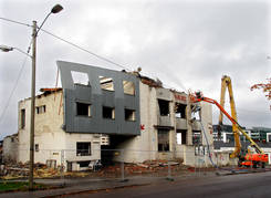 Fabrikkbygningen i Sandakerveien ble revet høsten 2012 for å gi plass til boligprosjektet Lillohøyden, og den nye skolen for området Fernanda Nissen skole, åpnet 2016