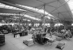 Den store fabrikkhallen på over 4000 kvm, i 1926. Kraften til hver maskin kommer fortsatt fra en sentral maskin, overført via akslinger og hjul forbundet med remmer.Foto: Atelier KK / UB Bergen / <br>