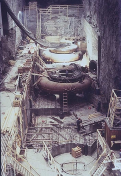 Den gigantiske turbinen var bygd for stort trykk, og tok naturligvis ikke skade av møtet med husveggen i Schweigårdsgate. Her er uhellsturbinen under montering i det Kvilldal kraftverk i 1980.Foto: Statkraft / Vasskrafta.no<br>