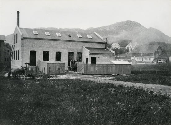 Den første fabrikken på Solheim i 1911. 
